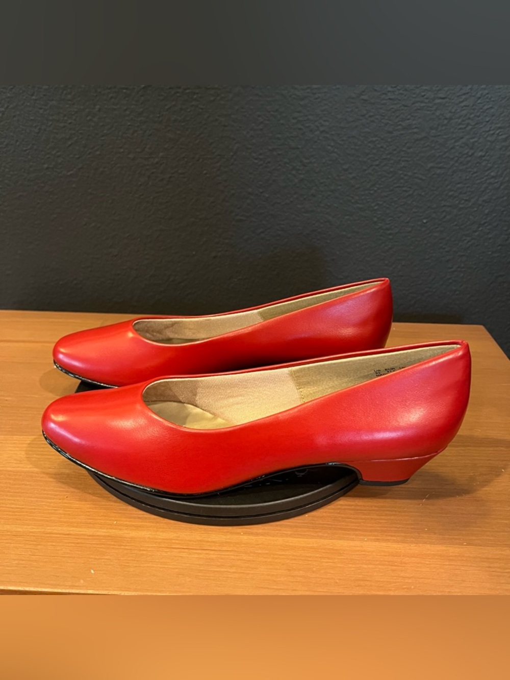 Soft Style Hush Puppies Women’s Red Angel ll Closed Toe Pumps Size Narrow 9.5